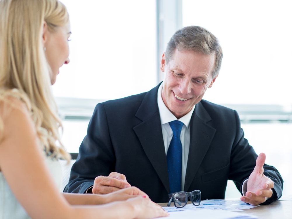 2 professionnels discutent d'un contrat