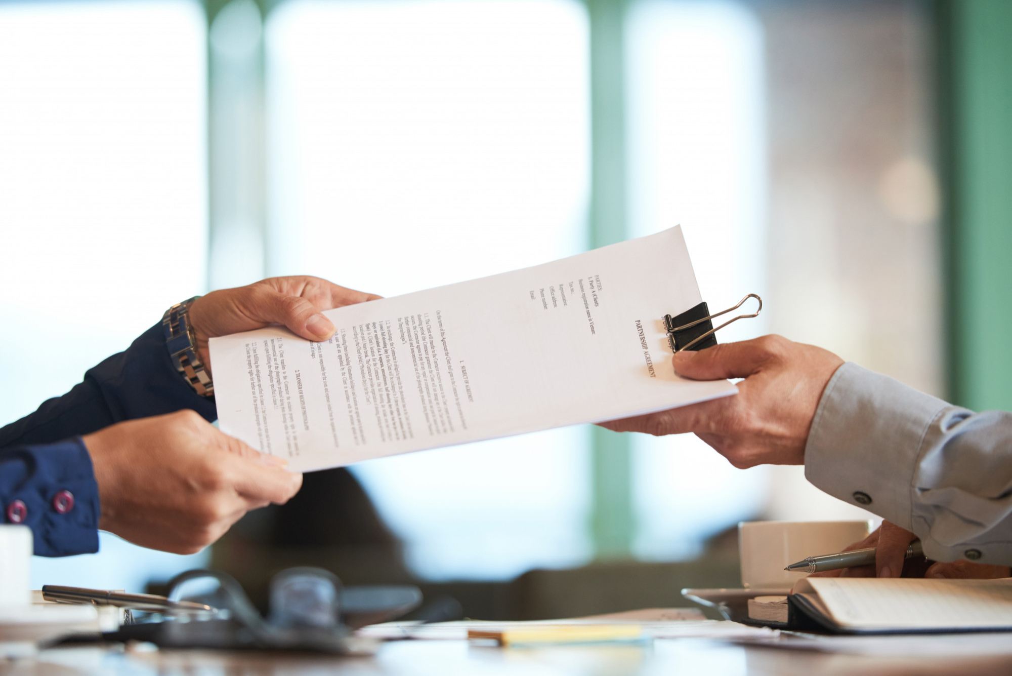 Echange de contrat entre deux personnes