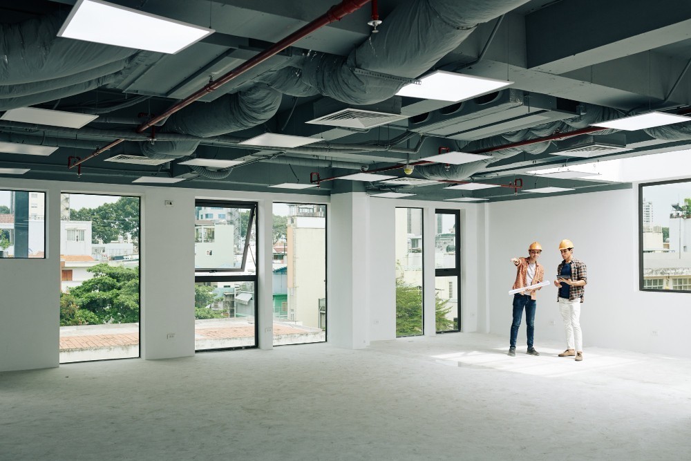 deux architectes sur un site de construction