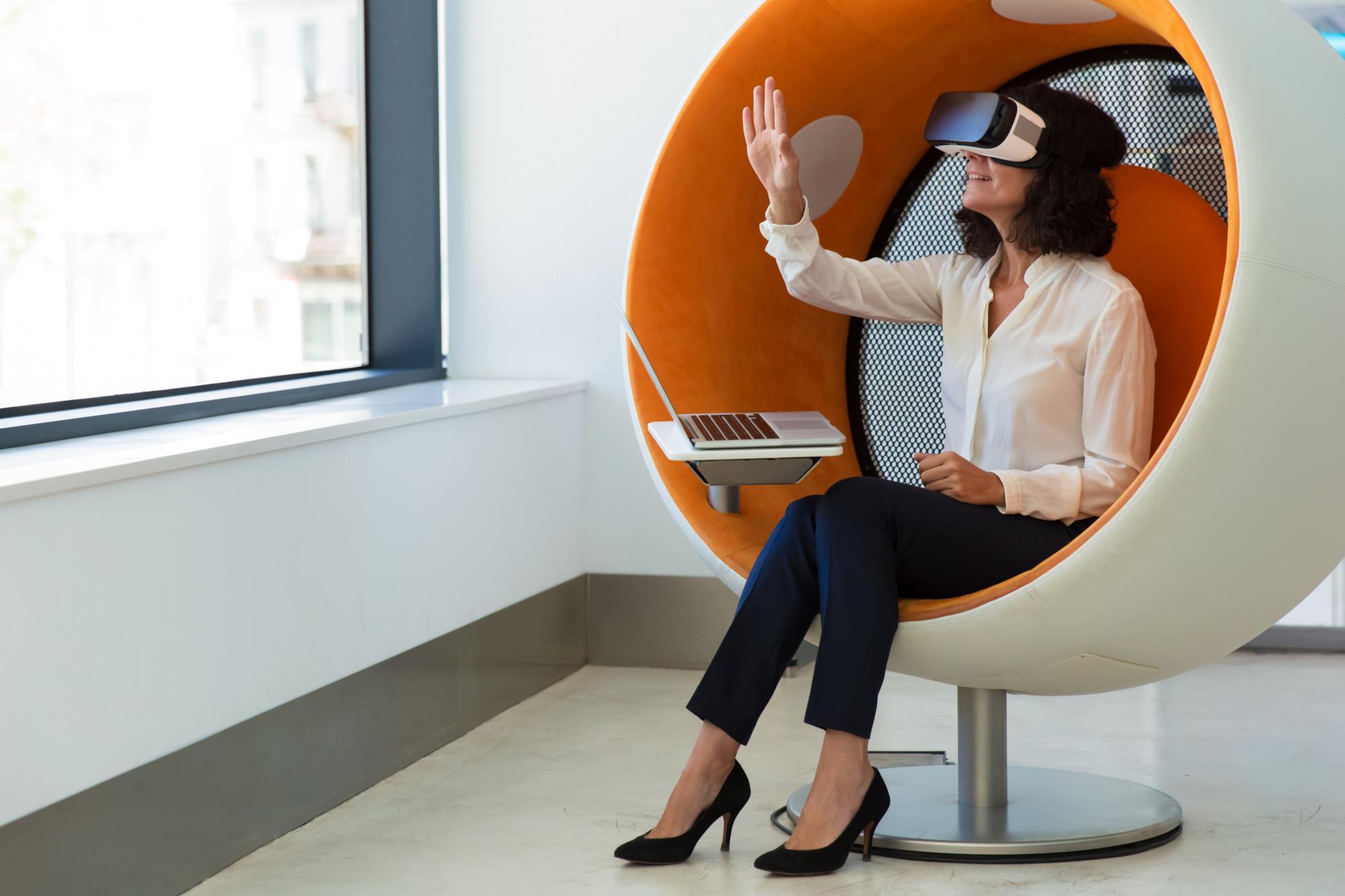 Femme d'affaires expérimentant la réalité virtuelle